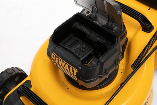 DeWALT 36V (18V x2) 5.0Ah XR Brushless Mower Kit DCMW564P2-XE